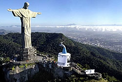 Jesusstatue über Rio mit WWF-Aktion